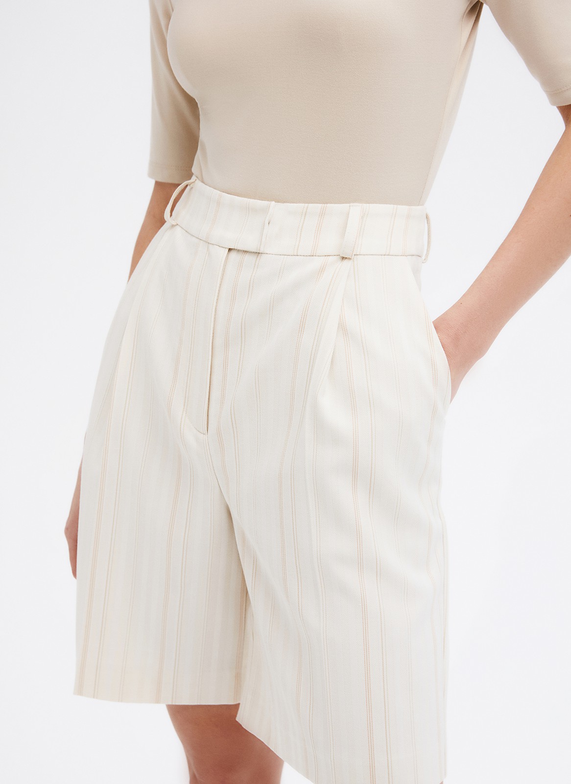 Шорты-бермуды, цвет: Молочный в полоску Allweneed
Шорты-бермуды удлиненные. Шорты брючного кроя со стрелками и складкой на полочке. Посадка на талии и шлевки на поясе для ремня. Мы изготовили шорты из тонкой костюмной ткани и изо льна, поэтому их можно носить каждый день и теплой весной, и жарким летом. Подберите к шортам жакет из коллекции в тон. Четыре оттенка на ваш выбор.
На модели размер S