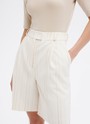 Шорты-бермуды, цвет: Молочный в полоску Allweneed
Шорты-бермуды удлиненные. Шорты брючного кроя со стрелками и складкой на полочке. Посадка на талии и шлевки на поясе для ремня. Мы изготовили шорты из тонкой костюмной ткани и изо льна, поэтому их можно носить каждый день и теплой весной, и жарким летом. Подберите к шортам жакет из коллекции в тон. Четыре оттенка на ваш выбор.
На модели размер S