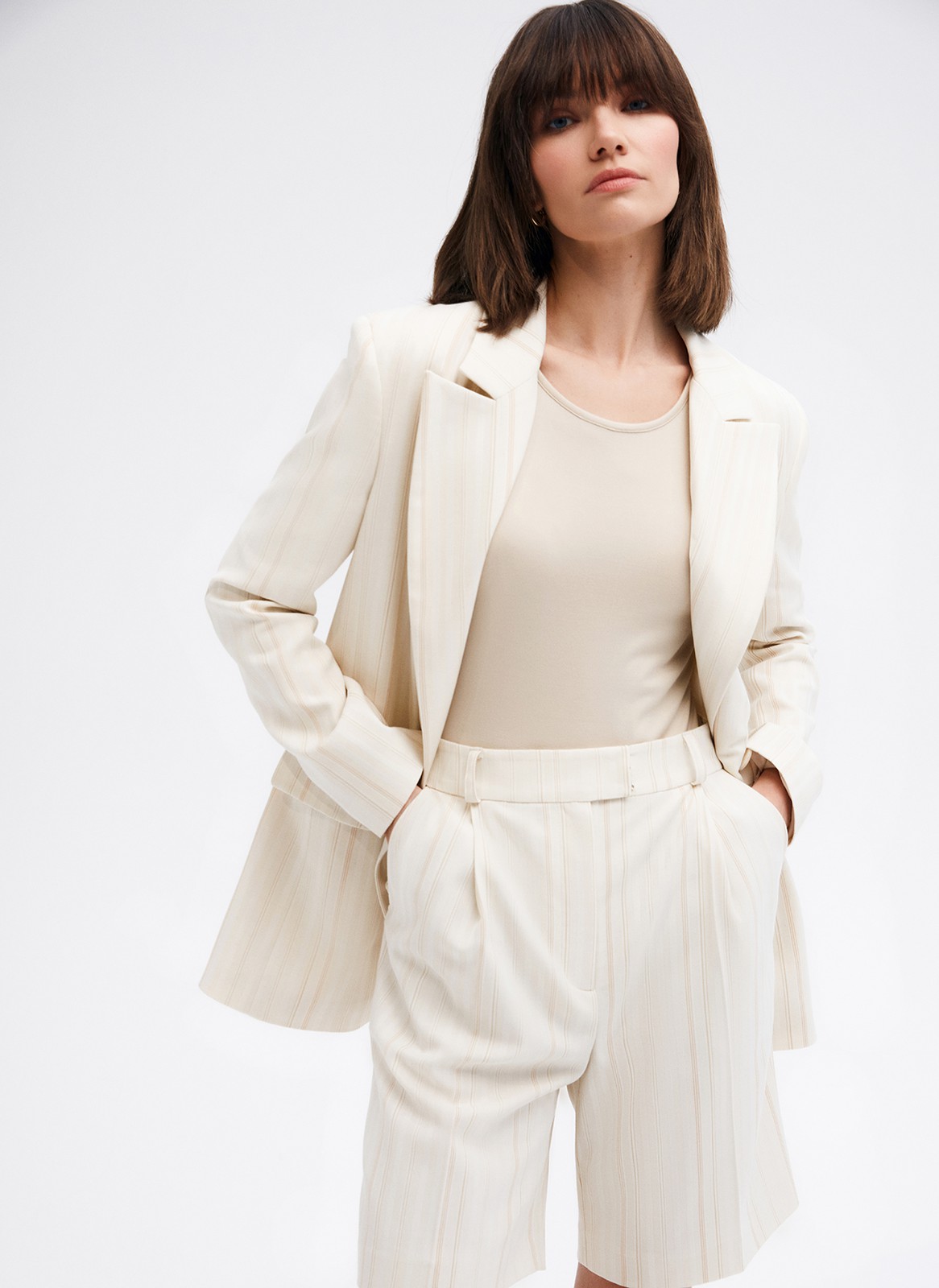 Шорты-бермуды, цвет: Молочный в полоску Allweneed
Шорты-бермуды удлиненные. Шорты брючного кроя со стрелками и складкой на полочке. Посадка на талии и шлевки на поясе для ремня. Мы изготовили шорты из тонкой костюмной ткани и изо льна, поэтому их можно носить каждый день и теплой весной, и жарким летом. Подберите к шортам жакет из коллекции в тон. Четыре оттенка на ваш выбор.
На модели размер S