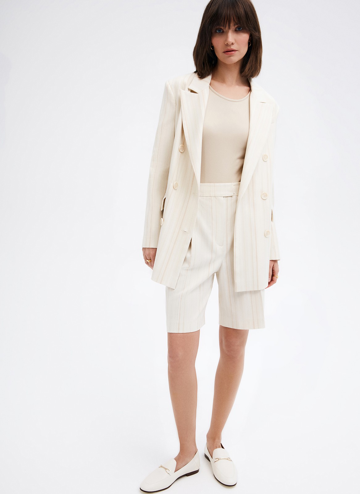Двубортный прямой удлинённый жакет, цвет: Молочный в полоску Allweneed
Жакет двубортный oversize. Четыре рабочих пуговицы и две декоративных. Лацканы, воротник и классическая линия плеч. Два рабочих кармана с клапанами, один декоративный с листочкой. Посадка свободная, поэтому модель будет смотреться хорошо на любой фигуре. Мы рекомендуем обратить внимание на шорты-бермуды из новой коллекции и носить комплектом с жакетом.
На модели размер XS/S