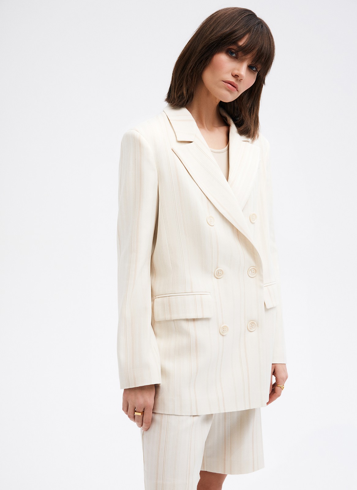 Двубортный прямой удлинённый жакет, цвет: Молочный в полоску Allweneed
Жакет двубортный oversize. Четыре рабочих пуговицы и две декоративных. Лацканы, воротник и классическая линия плеч. Два рабочих кармана с клапанами, один декоративный с листочкой. Посадка свободная, поэтому модель будет смотреться хорошо на любой фигуре. Мы рекомендуем обратить внимание на шорты-бермуды из новой коллекции и носить комплектом с жакетом.
На модели размер XS/S