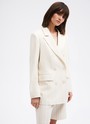 Двубортный прямой удлинённый жакет, цвет: Молочный в полоску Allweneed
Жакет двубортный oversize. Четыре рабочих пуговицы и две декоративных. Лацканы, воротник и классическая линия плеч. Два рабочих кармана с клапанами, один декоративный с листочкой. Посадка свободная, поэтому модель будет смотреться хорошо на любой фигуре. Мы рекомендуем обратить внимание на шорты-бермуды из новой коллекции и носить комплектом с жакетом.
На модели размер XS/S