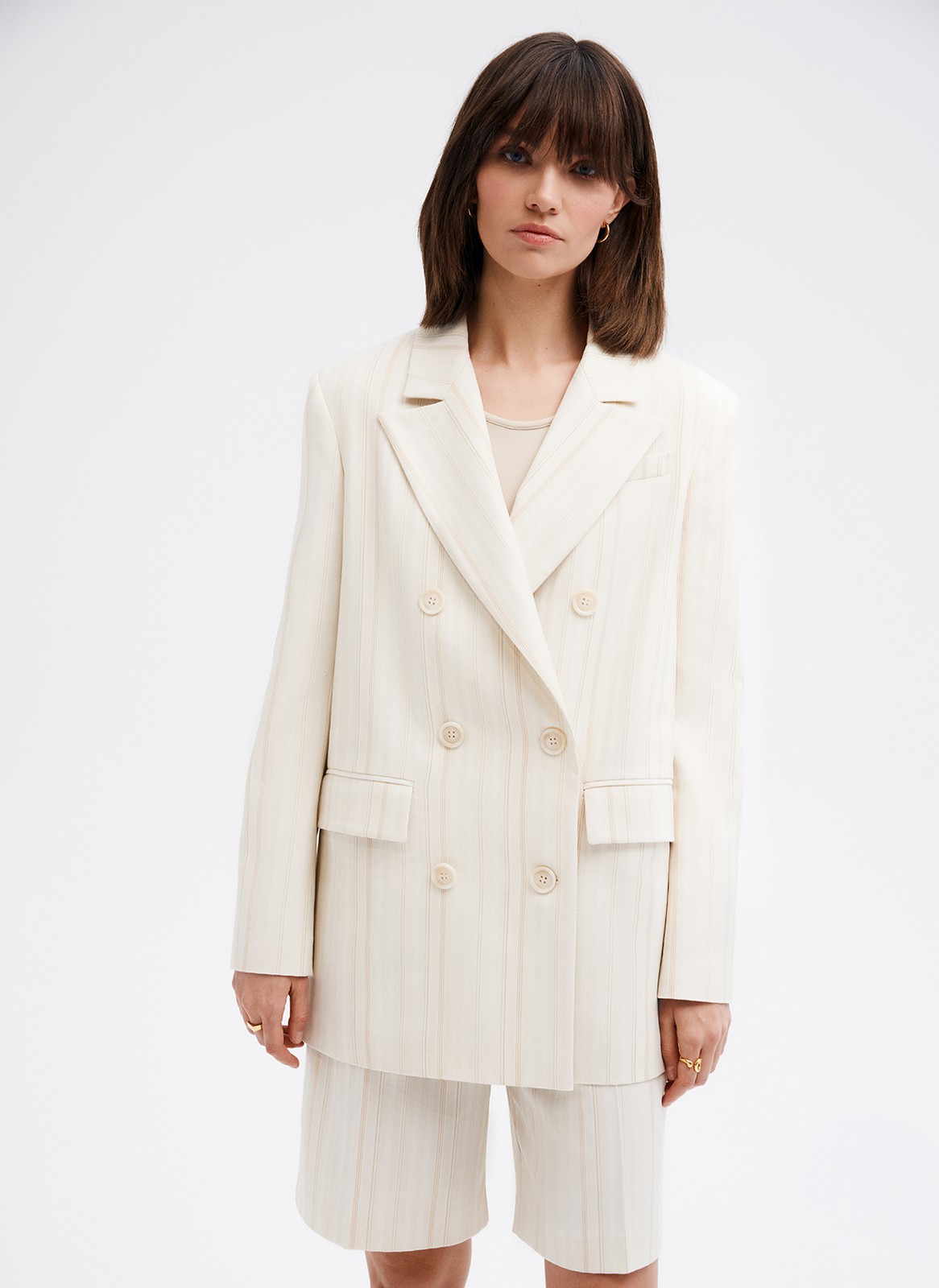 Двубортный прямой удлинённый жакет, цвет: Молочный в полоску Allweneed
Жакет двубортный oversize. Четыре рабочих пуговицы и две декоративных. Лацканы, воротник и классическая линия плеч. Два рабочих кармана с клапанами, один декоративный с листочкой. Посадка свободная, поэтому модель будет смотреться хорошо на любой фигуре. Мы рекомендуем обратить внимание на шорты-бермуды из новой коллекции и носить комплектом с жакетом.
На модели размер XS/S