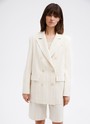 Двубортный прямой удлинённый жакет, цвет: Молочный в полоску Allweneed
Жакет двубортный oversize. Четыре рабочих пуговицы и две декоративных. Лацканы, воротник и классическая линия плеч. Два рабочих кармана с клапанами, один декоративный с листочкой. Посадка свободная, поэтому модель будет смотреться хорошо на любой фигуре. Мы рекомендуем обратить внимание на шорты-бермуды из новой коллекции и носить комплектом с жакетом.
На модели размер XS/S