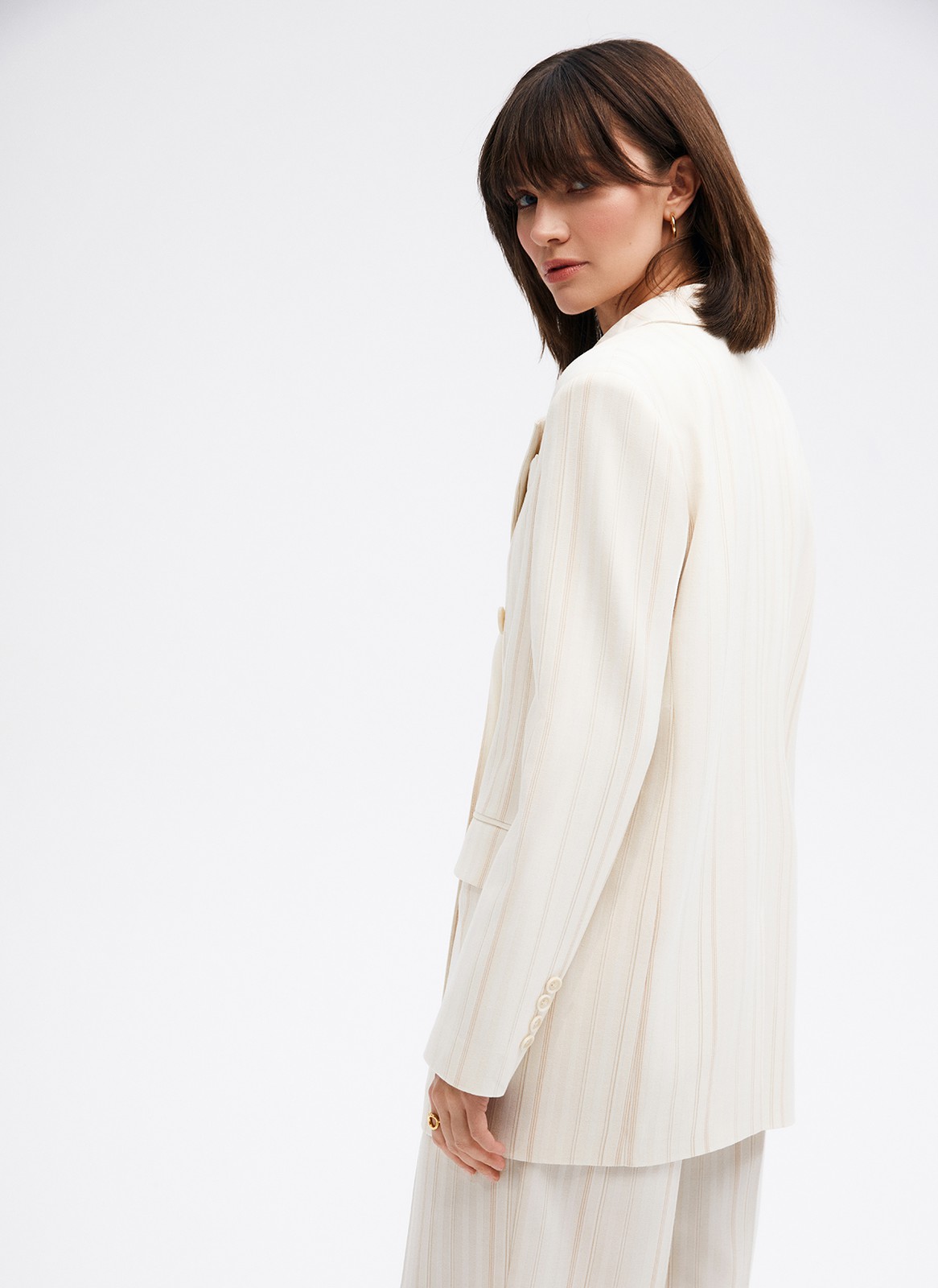 Двубортный прямой удлинённый жакет, цвет: Молочный в полоску Allweneed
Жакет двубортный oversize. Четыре рабочих пуговицы и две декоративных. Лацканы, воротник и классическая линия плеч. Два рабочих кармана с клапанами, один декоративный с листочкой. Посадка свободная, поэтому модель будет смотреться хорошо на любой фигуре. Мы рекомендуем обратить внимание на шорты-бермуды из новой коллекции и носить комплектом с жакетом.
На модели размер XS/S