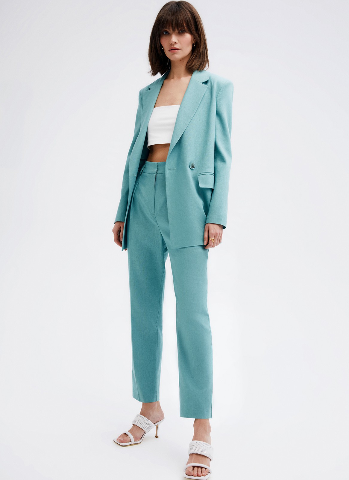 Брюки на высокой талии , цвет: мятный Allweneed
Брюки-бананы на высокой посадке. Длина 7/8. Два кармана по бокам. Ткань создает ощущение легкости и прохлады даже в теплый день. К брюкам мы советуем подобрать жакет в тон и рубашку из плотной ткани. Пять цветов, наш фаворит яркая фуксия.
На модели размер S