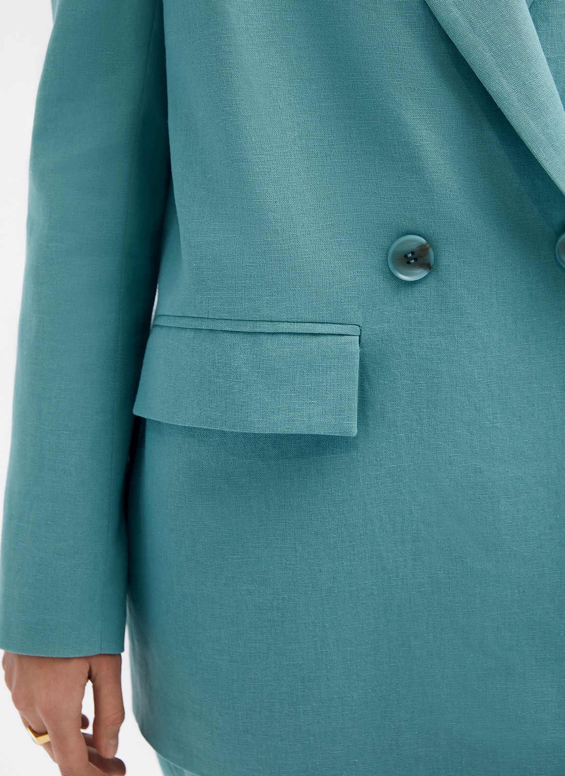 Жакет двубортный Oversize, цвет: мятный Allweneed Двубортный жакет с пуговицами в тон. Классическая линия плеч. Два кармана с клапанами, чтобы спрятать телефон или ключи.Разрез сзади обеспечивает свободу движений при носке. Ткань очень приятна на ощупь.Носите с брюками или мини-юбкой из коллекции.
На модели размер XS/S