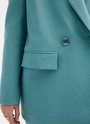 Жакет двубортный Oversize, цвет: мятный Allweneed Двубортный жакет с пуговицами в тон. Классическая линия плеч. Два кармана с клапанами, чтобы спрятать телефон или ключи.Разрез сзади обеспечивает свободу движений при носке. Ткань очень приятна на ощупь.Носите с брюками или мини-юбкой из коллекции.
На модели размер XS/S