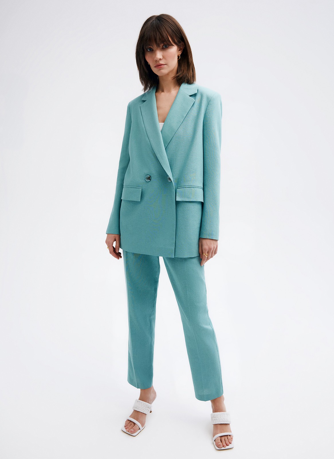 Жакет двубортный Oversize, цвет: мятный Allweneed Двубортный жакет с пуговицами в тон. Классическая линия плеч. Два кармана с клапанами, чтобы спрятать телефон или ключи.Разрез сзади обеспечивает свободу движений при носке. Ткань очень приятна на ощупь.Носите с брюками или мини-юбкой из коллекции.
На модели размер XS/S