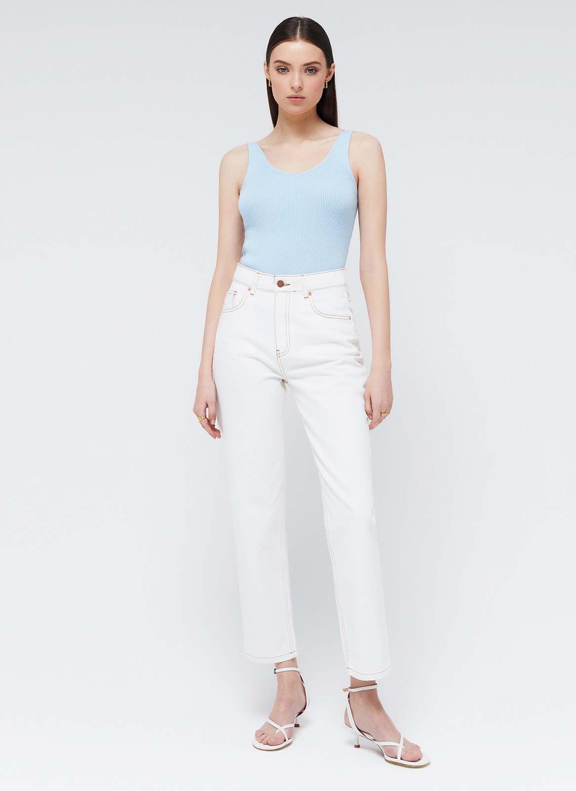 Джинсы прямые, цвет: молочный Allweneed
Джинсы актуального кроя до щиколотки. Посадка на уровне талии. Модель из 100% плотного хлопка. Отстрочка выполнена рыжей нитью. Модель джинс прямая, но слегка зауженная книзу для создания красивого силуэта. Пять классических карманов. Можно носить с любыми базовыми вещами из вашего гардероба.
На модели размер XS