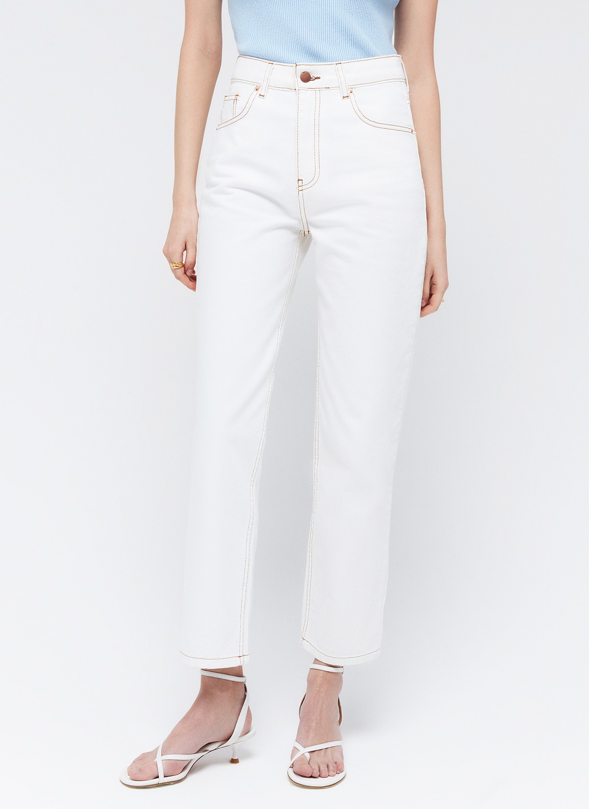 Джинсы прямые, цвет: молочный Allweneed
Джинсы актуального кроя до щиколотки. Посадка на уровне талии. Модель из 100% плотного хлопка. Отстрочка выполнена рыжей нитью. Модель джинс прямая, но слегка зауженная книзу для создания красивого силуэта. Пять классических карманов. Можно носить с любыми базовыми вещами из вашего гардероба.
На модели размер XS