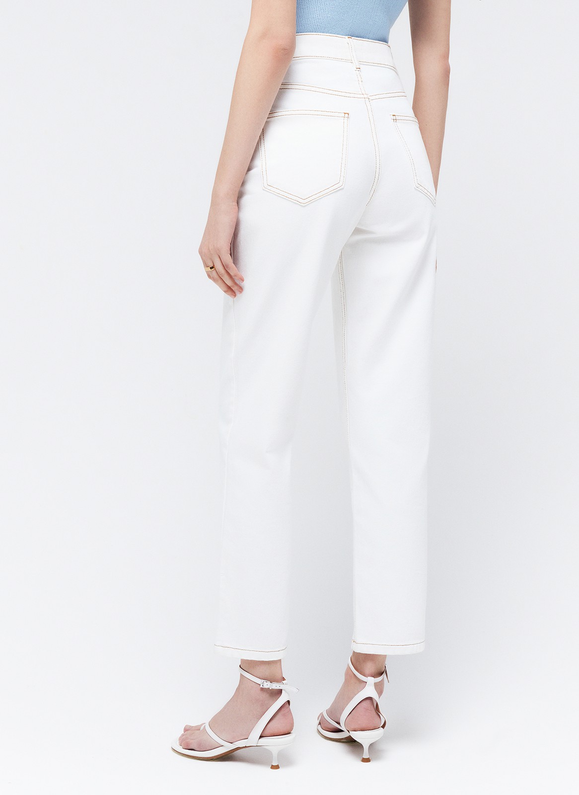 Джинсы прямые, цвет: молочный Allweneed
Джинсы актуального кроя до щиколотки. Посадка на уровне талии. Модель из 100% плотного хлопка. Отстрочка выполнена рыжей нитью. Модель джинс прямая, но слегка зауженная книзу для создания красивого силуэта. Пять классических карманов. Можно носить с любыми базовыми вещами из вашего гардероба.
На модели размер XS