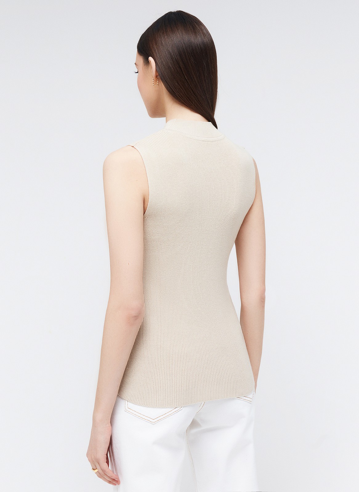 


Удлиненный топ прямого кроя альтернатива футболкам на каждый день. Модель из мягкой вискозы, поэтому в ней комфортно и весной, и летом. Плотное переплетение шелковистых нитей придает топу прочность. Эту модель можно носить как с джинсами, так и юбками из новой коллекции. Выбирайте среди трех актуальных оттенков.

На модели размер XS/S