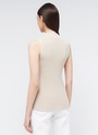 


Удлиненный топ прямого кроя альтернатива футболкам на каждый день. Модель из мягкой вискозы, поэтому в ней комфортно и весной, и летом. Плотное переплетение шелковистых нитей придает топу прочность. Эту модель можно носить как с джинсами, так и юбками из новой коллекции. Выбирайте среди трех актуальных оттенков.

На модели размер XS/S