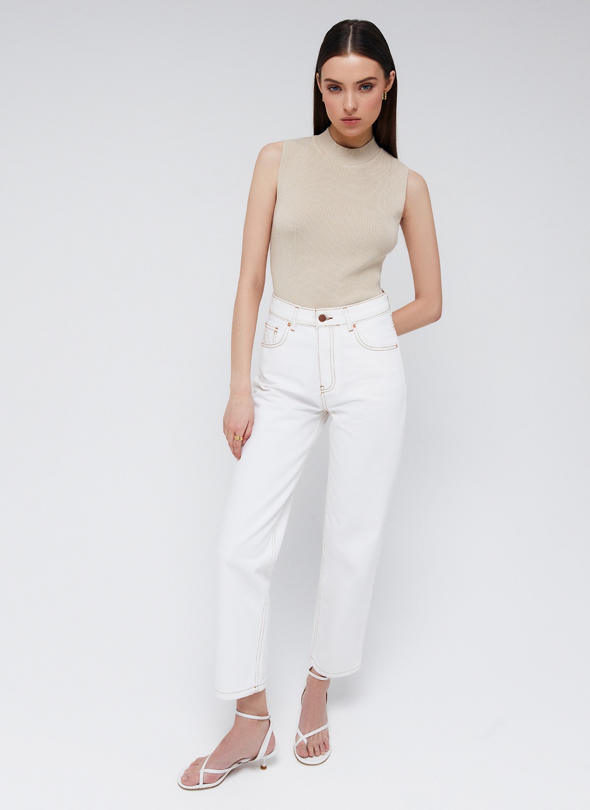 


Удлиненный топ прямого кроя альтернатива футболкам на каждый день. Модель из мягкой вискозы, поэтому в ней комфортно и весной, и летом. Плотное переплетение шелковистых нитей придает топу прочность. Эту модель можно носить как с джинсами, так и юбками из новой коллекции. Выбирайте среди трех актуальных оттенков.

На модели размер XS/S