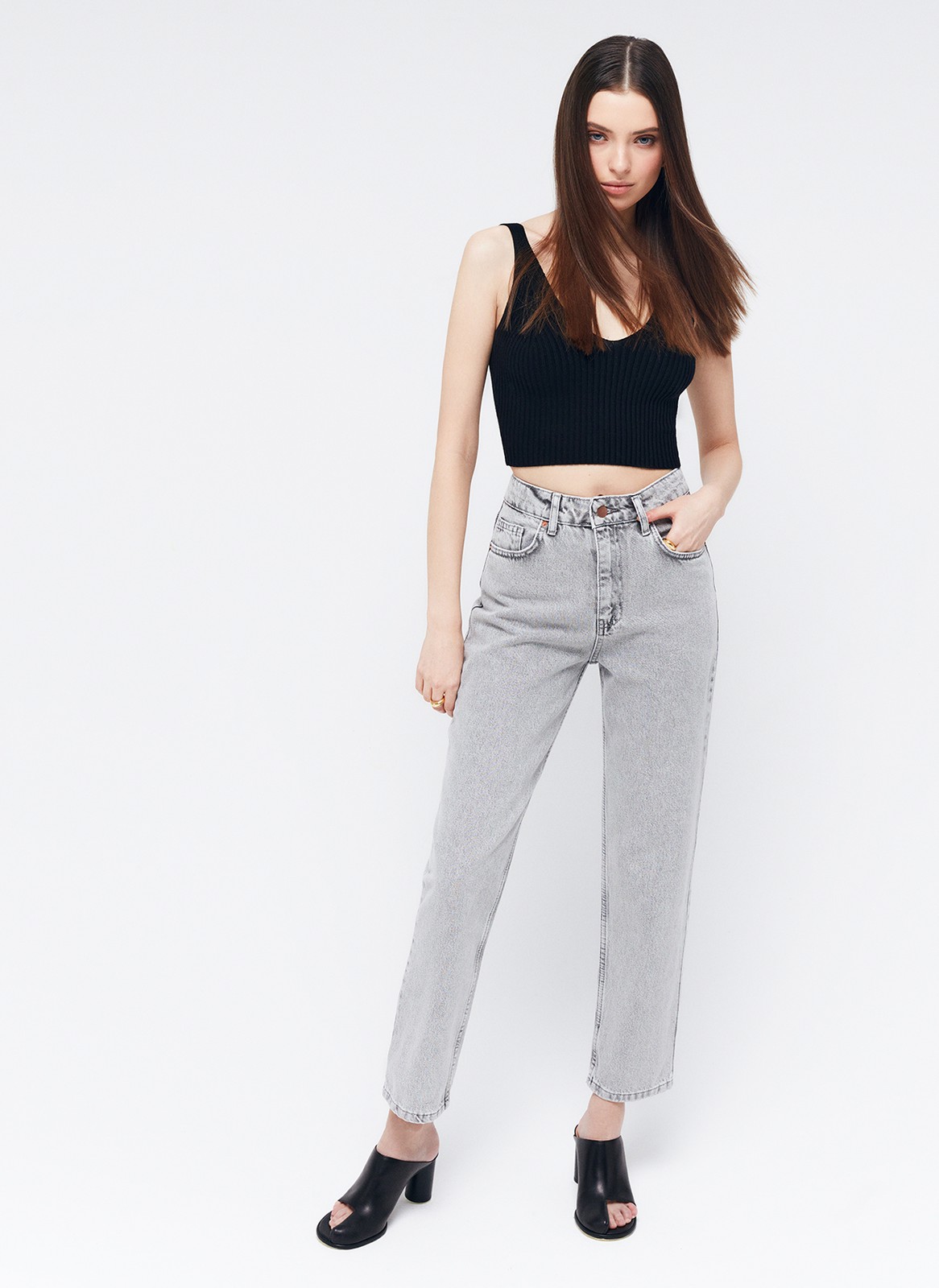 Джинсы прямые, цвет: серый Allweneed
Джинсы актуального кроя до щиколотки. Посадка на уровне талии. Модель из 100% плотного хлопка. Модель джинс прямая, но слегка зауженная книзу для создания красивого силуэта. Пять классических карманов. Можно носить с любыми базовыми вещами из вашего гардероба.
На модели размер XS