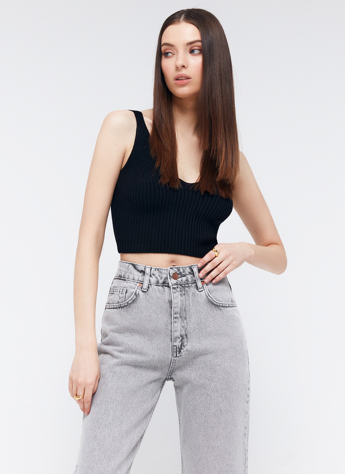 Джинсы прямые, цвет: серый Allweneed
Джинсы актуального кроя до щиколотки. Посадка на уровне талии. Модель из 100% плотного хлопка. Модель джинс прямая, но слегка зауженная книзу для создания красивого силуэта. Пять классических карманов. Можно носить с любыми базовыми вещами из вашего гардероба.
На модели размер XS