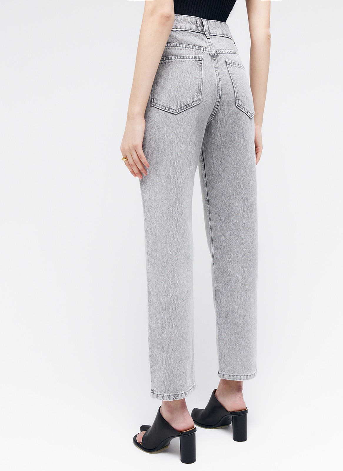 Джинсы прямые, цвет: серый Allweneed
Джинсы актуального кроя до щиколотки. Посадка на уровне талии. Модель из 100% плотного хлопка. Модель джинс прямая, но слегка зауженная книзу для создания красивого силуэта. Пять классических карманов. Можно носить с любыми базовыми вещами из вашего гардероба.
На модели размер XS