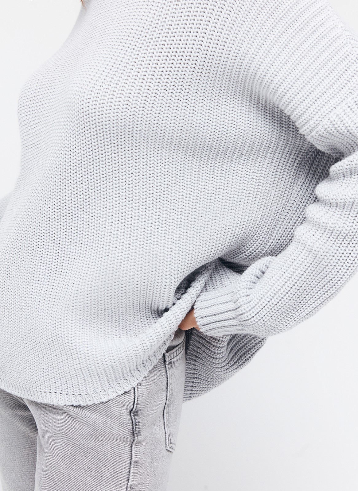 Хлопковый свитер крупной вязки с круглым вырезом. В нем удобно и уютно, его обладательница будет выглядеть как никогда женственно и изящно. Нежный хлопок дышит и позволяет поддерживать оптимальный температурный режим.

На модели размер one size