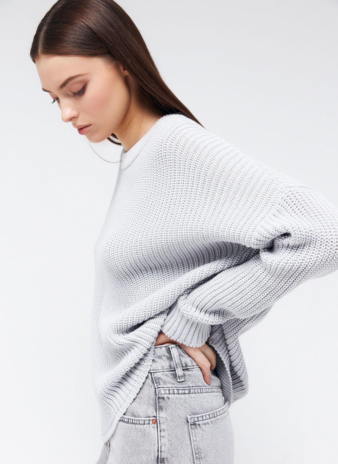 Хлопковый свитер крупной вязки с круглым вырезом. В нем удобно и уютно, его обладательница будет выглядеть как никогда женственно и изящно. Нежный хлопок дышит и позволяет поддерживать оптимальный температурный режим.

На модели размер one size