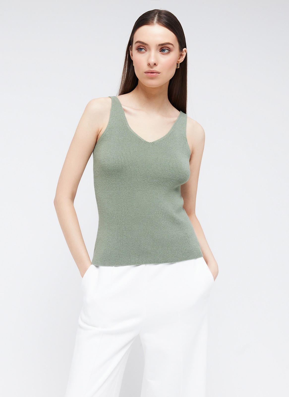 ТОП ИЗ ВЯЗАНОГО ТРИКОТАЖА, цвет: светло-зеленый Allweneed
Топ из вязаного полотна. Комфортной ширины бретели и красивая зона декольте. Это изделие слегка облегает и подчеркивает красоту фигуры. Носите с обычными джинсами или с юбками для женственных образов.
На модели размер XS