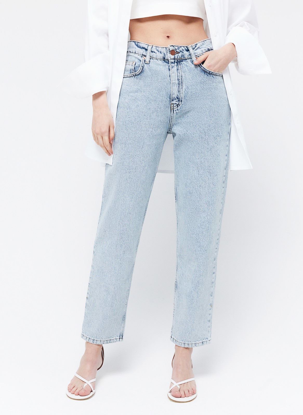 Джинсы, цвет: голубой Allweneed
Джинсы актуального кроя до щиколотки. Посадка на уровне талии. Модель из 100% плотного хлопка. Модель джинс прямая, но слегка зауженная книзу для создания красивого силуэта. Пять классических карманов. Можно носить с любыми базовыми вещами из вашего гардероба.
На модели размер XS