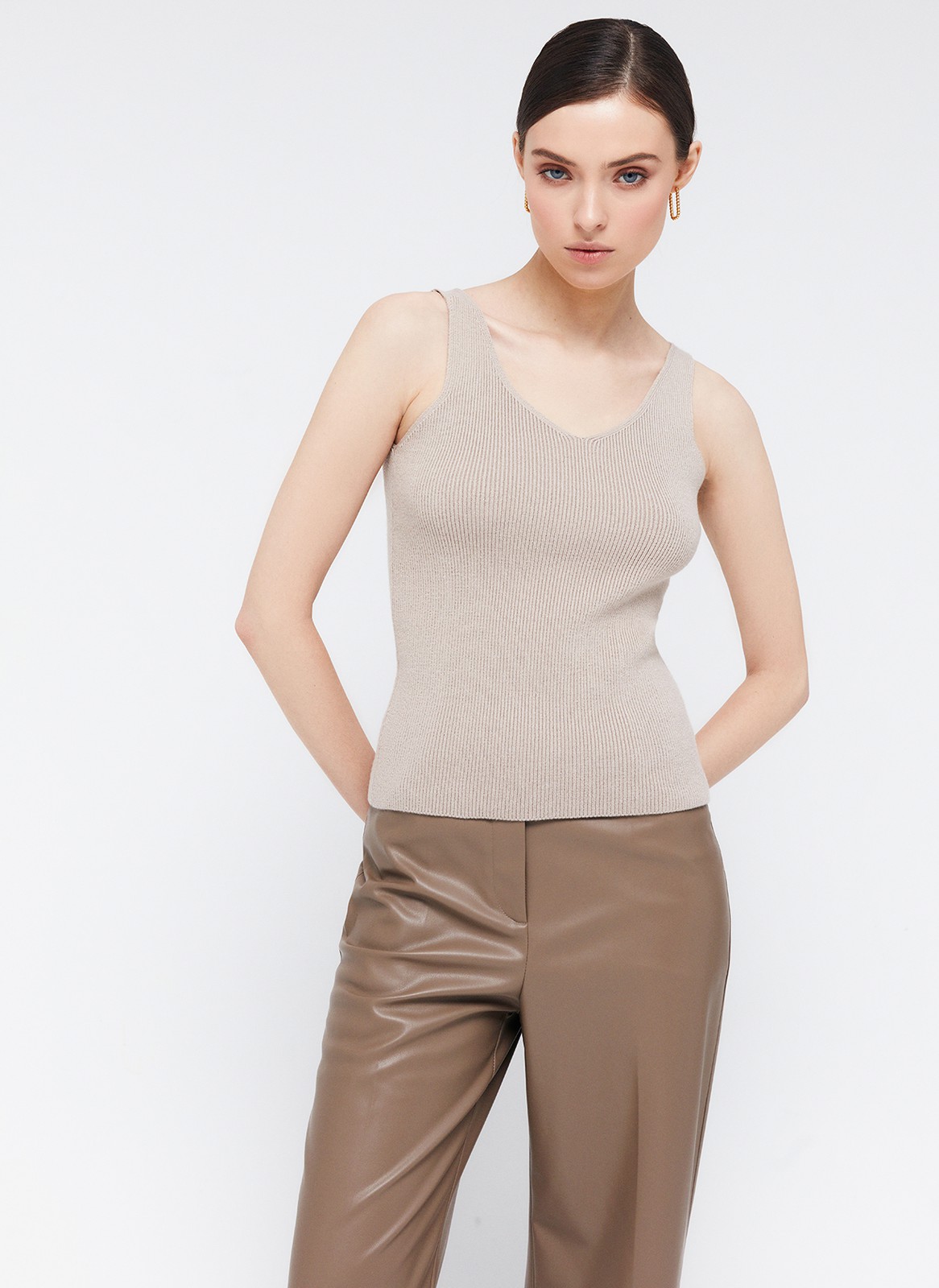 




Топ из вязаного полотна. Комфортной ширины бретели и красивая зона декольте. Это изделие слегка облегает и подчеркивает красоту фигуры. Носите с обычными джинсами или с юбками для женственных образов.

На модели размер XS