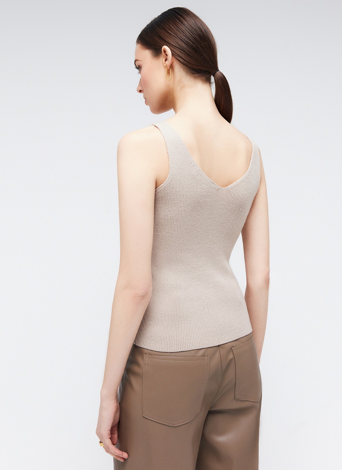 




Топ из вязаного полотна. Комфортной ширины бретели и красивая зона декольте. Это изделие слегка облегает и подчеркивает красоту фигуры. Носите с обычными джинсами или с юбками для женственных образов.

На модели размер XS