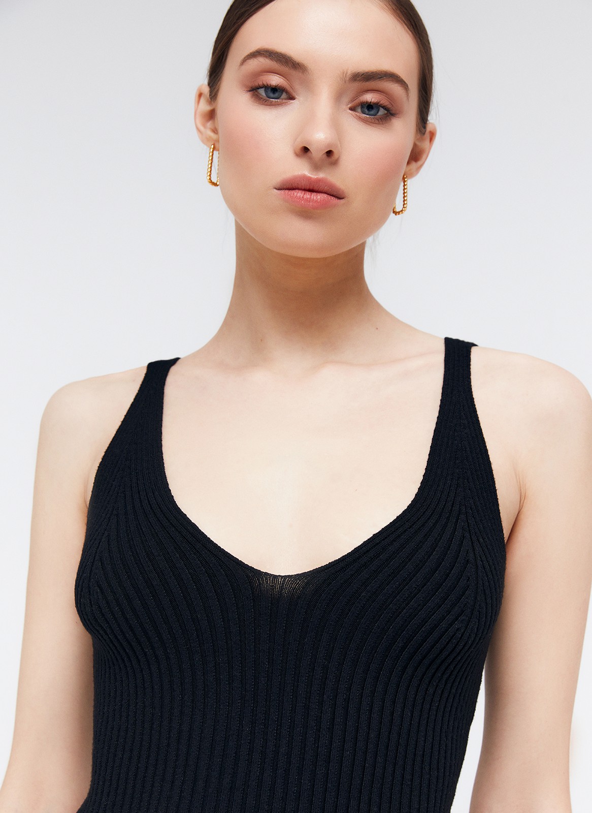 Платье миди вязаное на тонких бретелях, цвет: Черный Allweneed
Вязаное платье длины миди. Чувственная, но лаконичная модель. Красивая зона декольте и открытая спинка. Платье из нежной вискозы, благодаря которой ваше тело дышит. Силуэт подчеркивает женственные изгибы. Мы тайно назвали эту модель платьем мести. Рекомендуем аккуратно подбирать нижнее белье в тон.
На модели размер XS