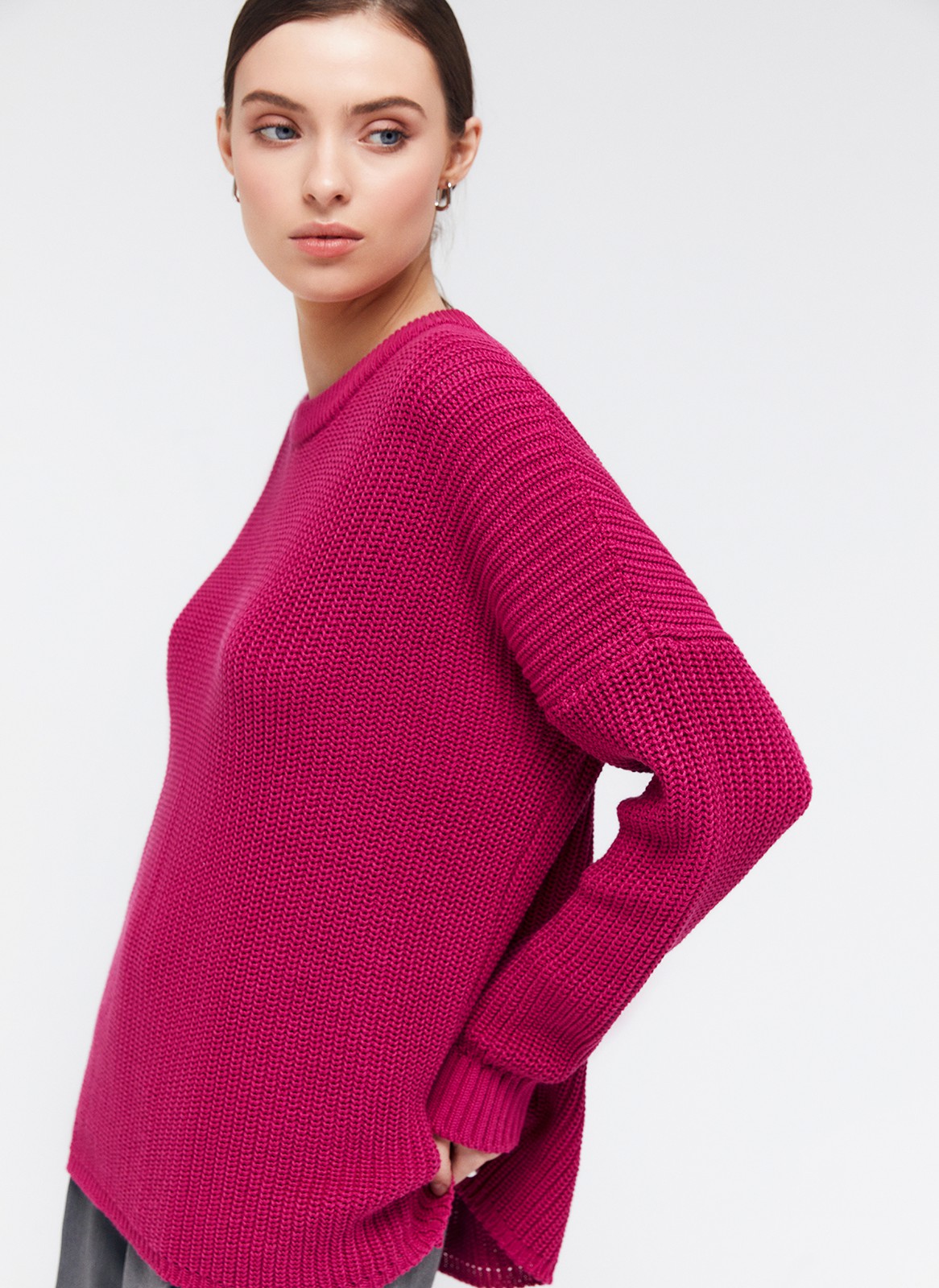 Свитер с круглым вырезом, цвет: Ярко-розовый Allweneed Хлопковый свитер крупной вязки с круглым вырезом. В нем удобно и уютно, его обладательница будет выглядеть как никогда женственно и изящно. Нежный хлопок дышит и позволяет поддерживать оптимальный температурный режим.
На модели размер one size