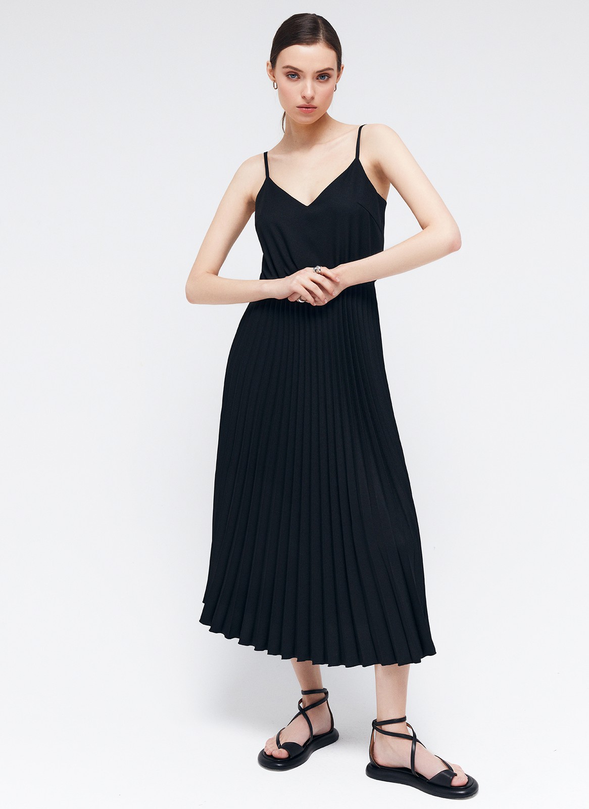 Платье-миди на тонких бретелях с юбкой-гофре, цвет: Черный Allweneed
Платье на тонких бретелях длины миди. Модель отрезная по линии талии. Летящая юбка-гофре, чтобы закружиться среди цветов и деревьев. Есть потайная резиночка на талии для лучшей посадки. Красивая зона декольте делает образ более женственным и хрупким. Универсальная длина подойдет девушкам с разным ростом. Носим как с балетками, так и с туфлями на каблуке.
На модели размер XS