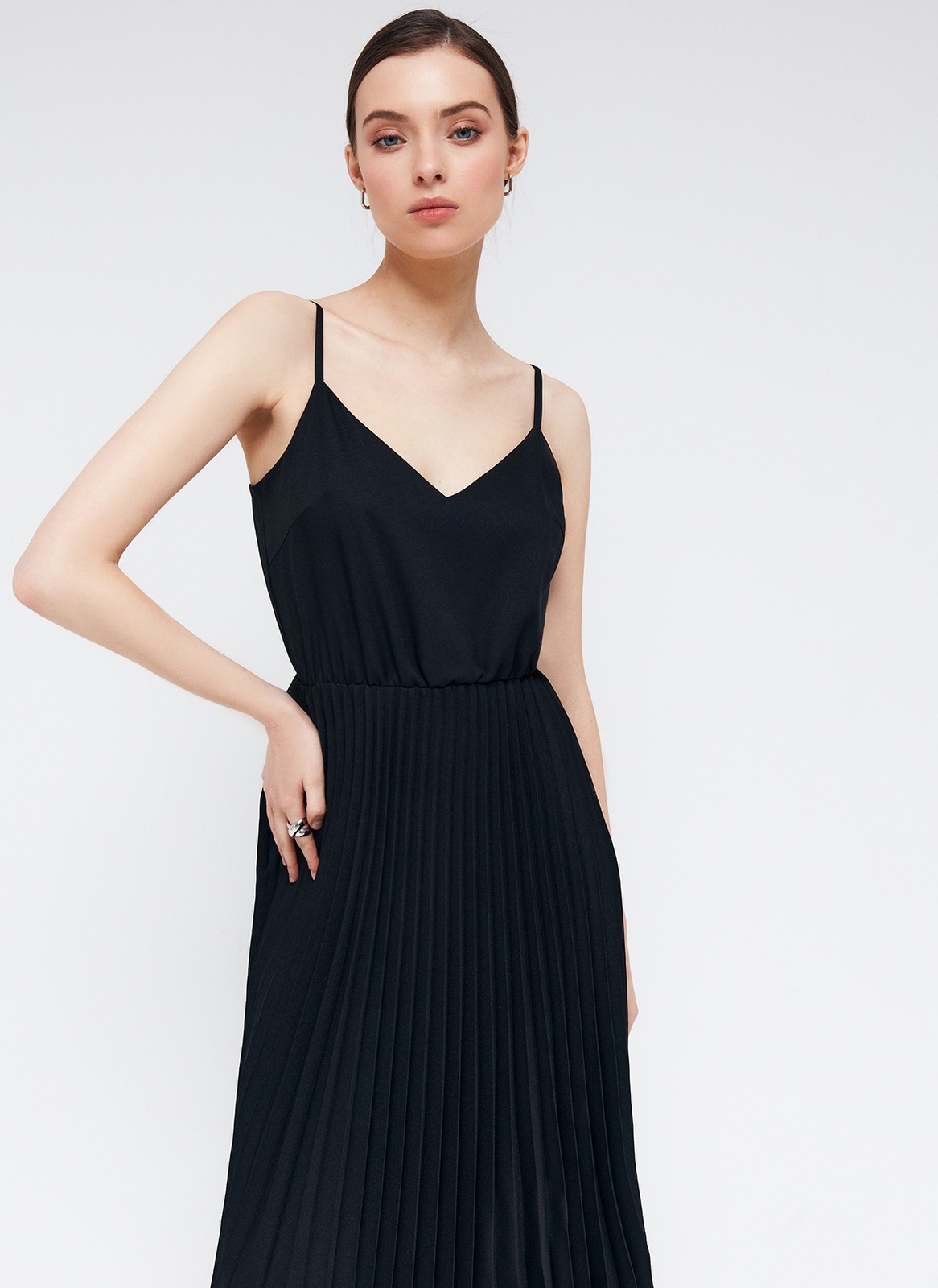 Платье-миди на тонких бретелях с юбкой-гофре, цвет: Черный Allweneed
Платье на тонких бретелях длины миди. Модель отрезная по линии талии. Летящая юбка-гофре, чтобы закружиться среди цветов и деревьев. Есть потайная резиночка на талии для лучшей посадки. Красивая зона декольте делает образ более женственным и хрупким. Универсальная длина подойдет девушкам с разным ростом. Носим как с балетками, так и с туфлями на каблуке.
На модели размер XS