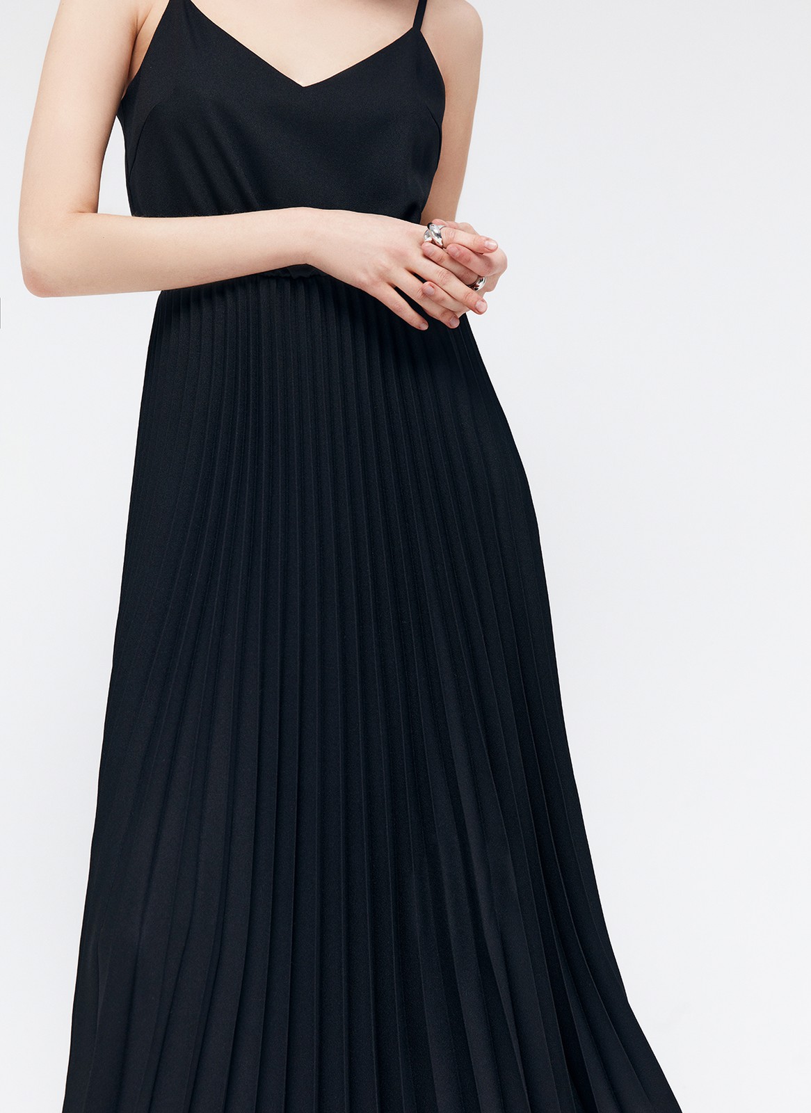 Платье-миди на тонких бретелях с юбкой-гофре, цвет: Черный Allweneed
Платье на тонких бретелях длины миди. Модель отрезная по линии талии. Летящая юбка-гофре, чтобы закружиться среди цветов и деревьев. Есть потайная резиночка на талии для лучшей посадки. Красивая зона декольте делает образ более женственным и хрупким. Универсальная длина подойдет девушкам с разным ростом. Носим как с балетками, так и с туфлями на каблуке.
На модели размер XS