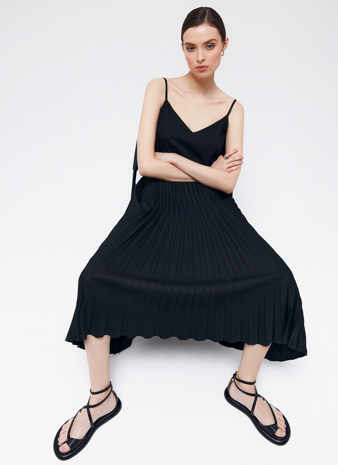 Платье-миди на тонких бретелях с юбкой-гофре, цвет: Черный Allweneed
Платье на тонких бретелях длины миди. Модель отрезная по линии талии. Летящая юбка-гофре, чтобы закружиться среди цветов и деревьев. Есть потайная резиночка на талии для лучшей посадки. Красивая зона декольте делает образ более женственным и хрупким. Универсальная длина подойдет девушкам с разным ростом. Носим как с балетками, так и с туфлями на каблуке.
На модели размер XS