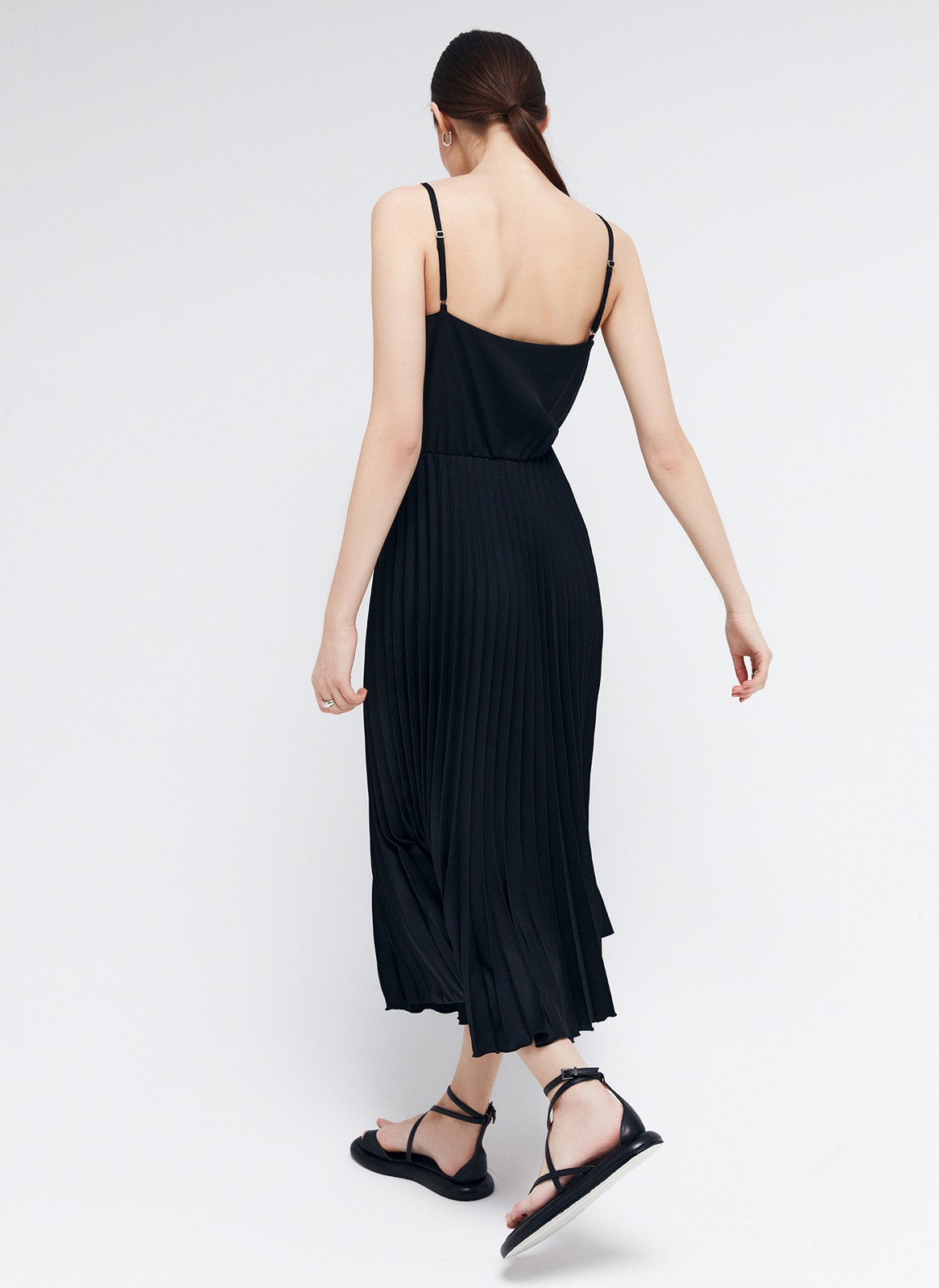 Платье-миди на тонких бретелях с юбкой-гофре, цвет: Черный Allweneed
Платье на тонких бретелях длины миди. Модель отрезная по линии талии. Летящая юбка-гофре, чтобы закружиться среди цветов и деревьев. Есть потайная резиночка на талии для лучшей посадки. Красивая зона декольте делает образ более женственным и хрупким. Универсальная длина подойдет девушкам с разным ростом. Носим как с балетками, так и с туфлями на каблуке.
На модели размер XS