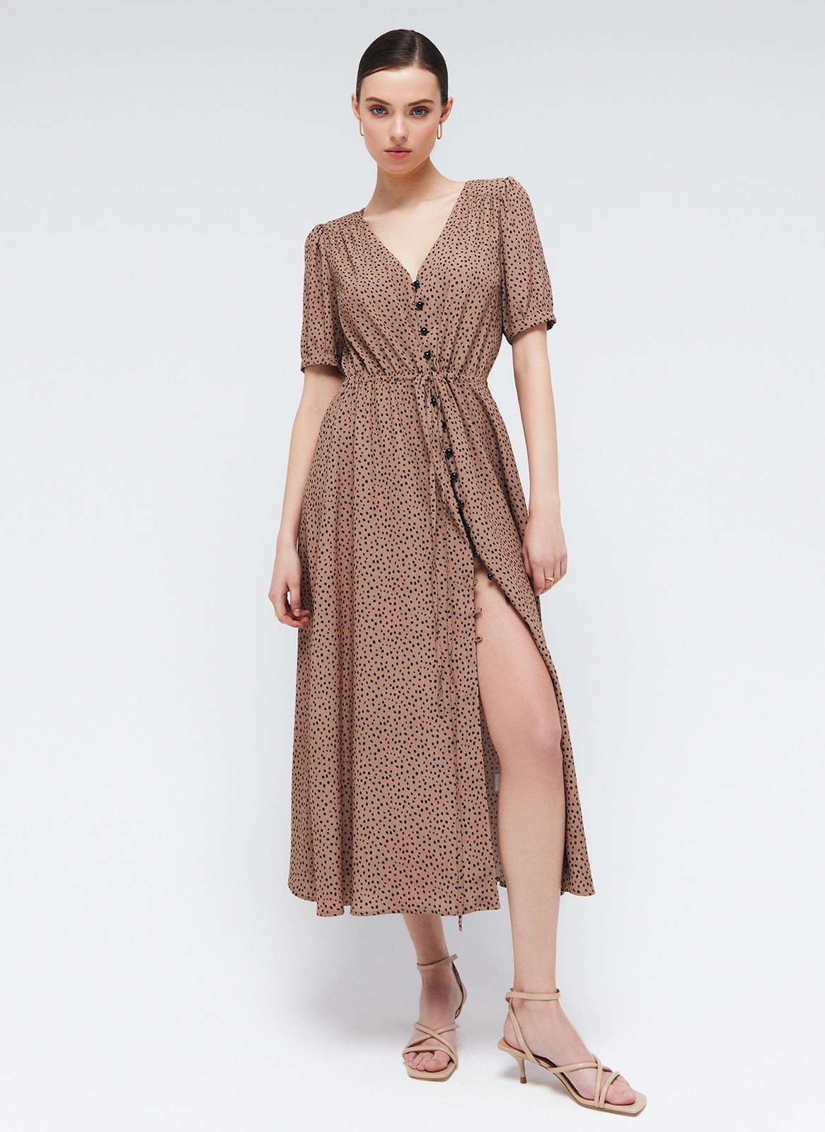 Платье-миди на пуговицах, цвет: ПЕСОЧНЫЙ ФОН ЧЕРНЫЙ ГОРОХ Allweneed
Нежное платье в стиле 80-х из 100% вискозы. Модель из тонкой плательной ткани с лёгкой текстурой. Застежка на пуговицы. Платье свободного кроя, но его можно затянуть шнурочком из собственной ткани, который мы вставили в шов на талии для акцента. Воздушные короткие рукава и изящный лиф со сборками. Расстегните пару нижних пуговиц, чтобы сделать образ более смелым. Два цвета: черный и песочный.
На модели размер XS