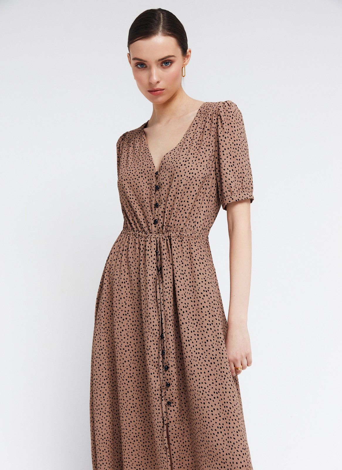 Платье-миди на пуговицах, цвет: ПЕСОЧНЫЙ ФОН ЧЕРНЫЙ ГОРОХ Allweneed
Нежное платье в стиле 80-х из 100% вискозы. Модель из тонкой плательной ткани с лёгкой текстурой. Застежка на пуговицы. Платье свободного кроя, но его можно затянуть шнурочком из собственной ткани, который мы вставили в шов на талии для акцента. Воздушные короткие рукава и изящный лиф со сборками. Расстегните пару нижних пуговиц, чтобы сделать образ более смелым. Два цвета: черный и песочный.
На модели размер XS