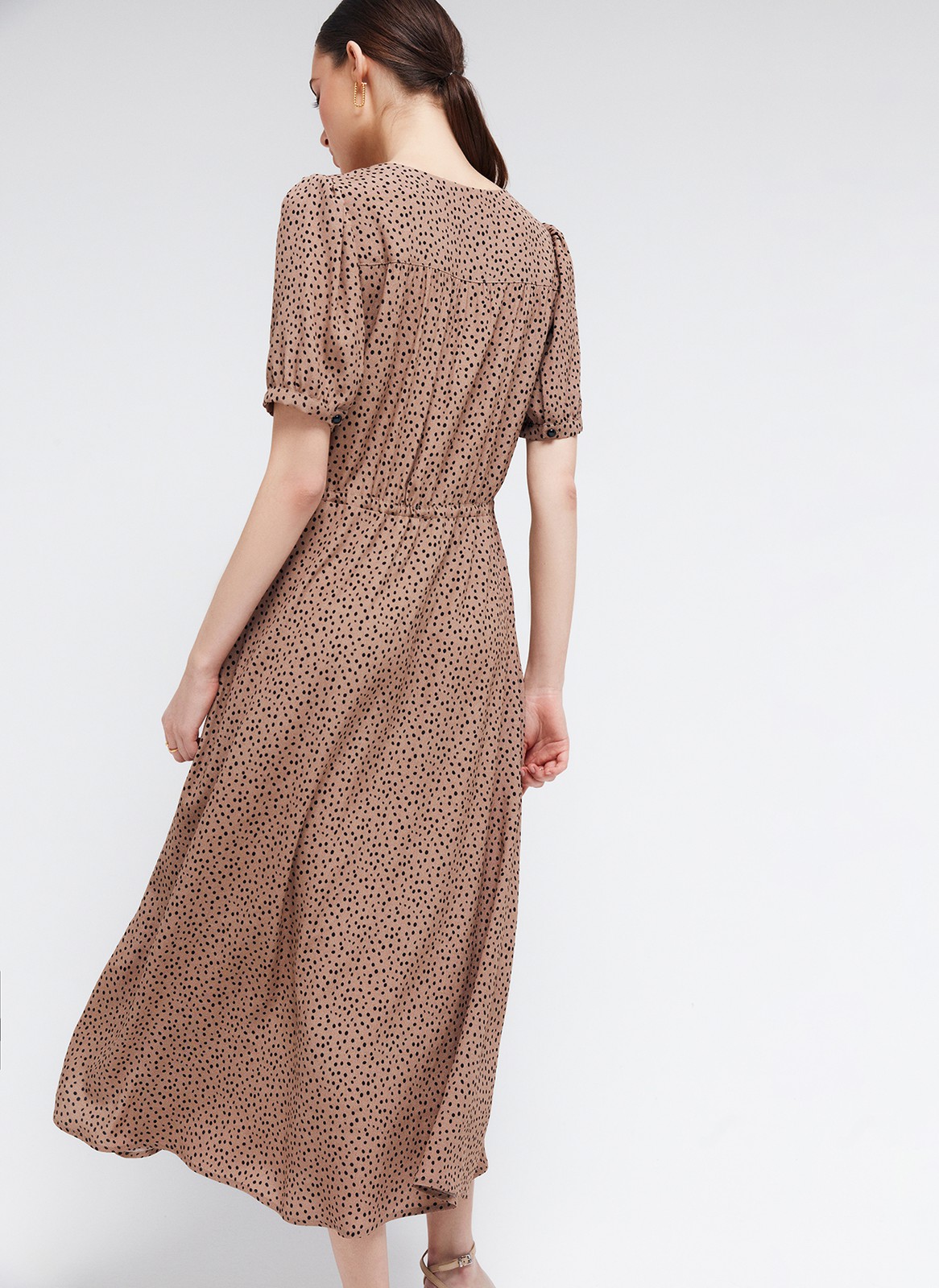 Платье-миди на пуговицах, цвет: ПЕСОЧНЫЙ ФОН ЧЕРНЫЙ ГОРОХ Allweneed
Нежное платье в стиле 80-х из 100% вискозы. Модель из тонкой плательной ткани с лёгкой текстурой. Застежка на пуговицы. Платье свободного кроя, но его можно затянуть шнурочком из собственной ткани, который мы вставили в шов на талии для акцента. Воздушные короткие рукава и изящный лиф со сборками. Расстегните пару нижних пуговиц, чтобы сделать образ более смелым. Два цвета: черный и песочный.
На модели размер XS