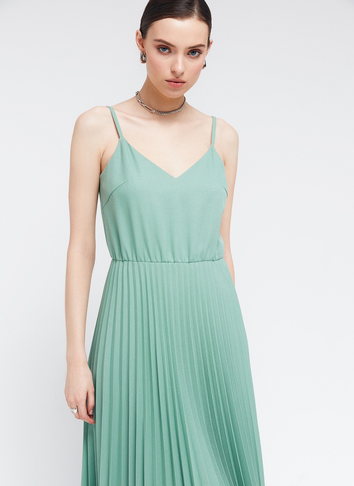 Платье-миди на тонких бретелях с юбкой-гофре, цвет: оливковый Allweneed
Платье на тонких бретелях длины миди. Модель отрезная по линии талии. Летящая юбка-гофре, чтобы закружиться среди цветов и деревьев. Есть потайная резиночка на талии для лучшей посадки. Красивая зона декольте делает образ более женственным и хрупким. Универсальная длина подойдет девушкам с разным ростом. Носим как с балетками, так и с туфлями на каблуке.
На модели размер XS