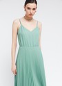 Платье-миди на тонких бретелях с юбкой-гофре, цвет: оливковый Allweneed
Платье на тонких бретелях длины миди. Модель отрезная по линии талии. Летящая юбка-гофре, чтобы закружиться среди цветов и деревьев. Есть потайная резиночка на талии для лучшей посадки. Красивая зона декольте делает образ более женственным и хрупким. Универсальная длина подойдет девушкам с разным ростом. Носим как с балетками, так и с туфлями на каблуке.
На модели размер XS