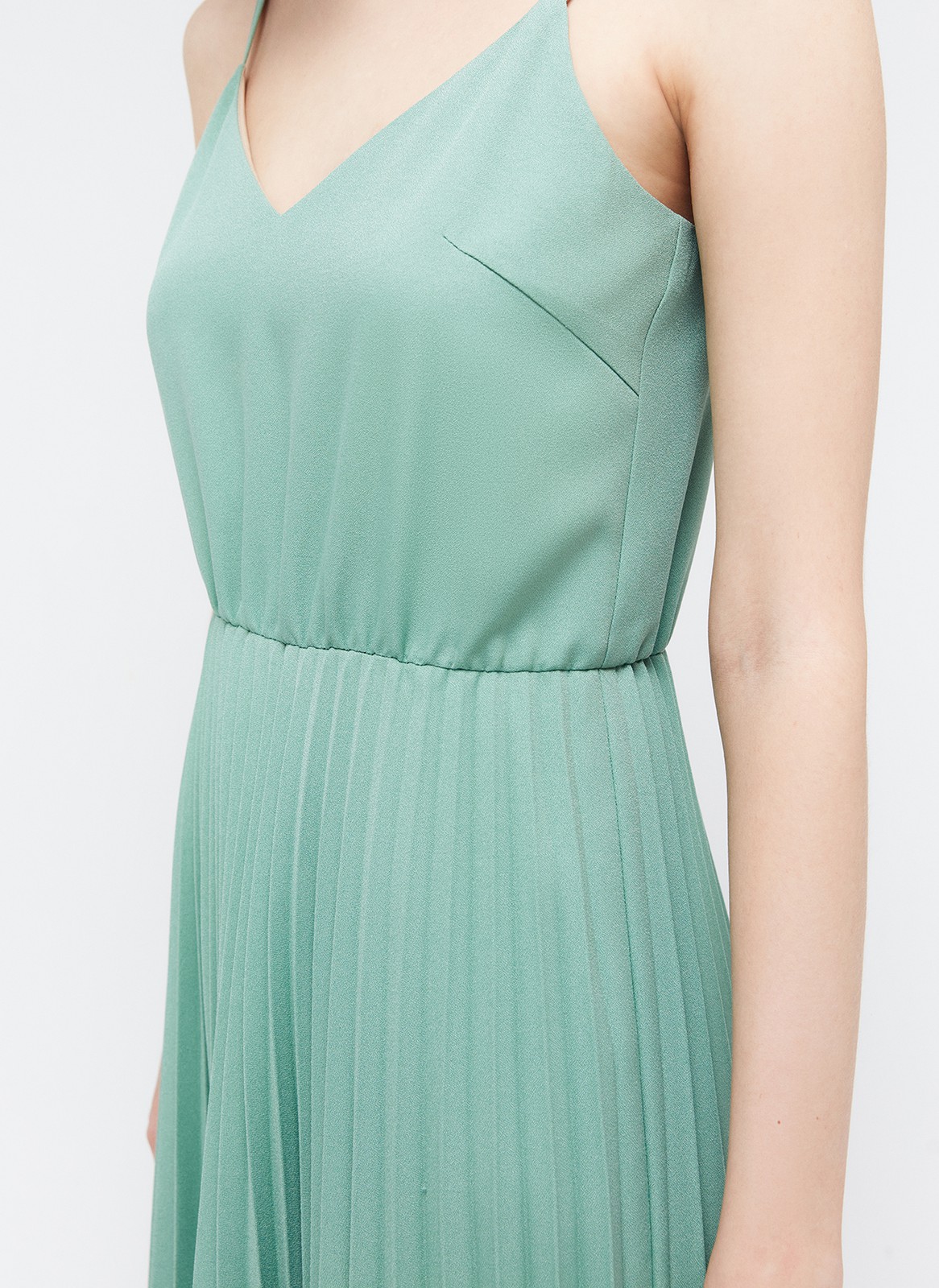 Платье-миди на тонких бретелях с юбкой-гофре, цвет: оливковый Allweneed
Платье на тонких бретелях длины миди. Модель отрезная по линии талии. Летящая юбка-гофре, чтобы закружиться среди цветов и деревьев. Есть потайная резиночка на талии для лучшей посадки. Красивая зона декольте делает образ более женственным и хрупким. Универсальная длина подойдет девушкам с разным ростом. Носим как с балетками, так и с туфлями на каблуке.
На модели размер XS