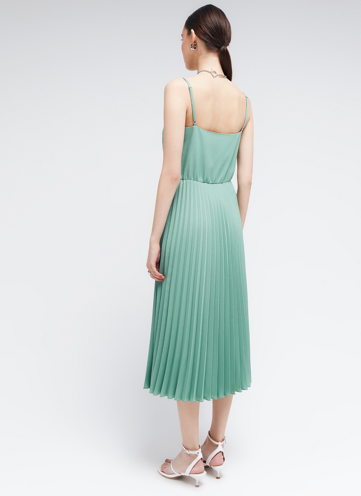 Платье-миди на тонких бретелях с юбкой-гофре, цвет: оливковый Allweneed
Платье на тонких бретелях длины миди. Модель отрезная по линии талии. Летящая юбка-гофре, чтобы закружиться среди цветов и деревьев. Есть потайная резиночка на талии для лучшей посадки. Красивая зона декольте делает образ более женственным и хрупким. Универсальная длина подойдет девушкам с разным ростом. Носим как с балетками, так и с туфлями на каблуке.
На модели размер XS