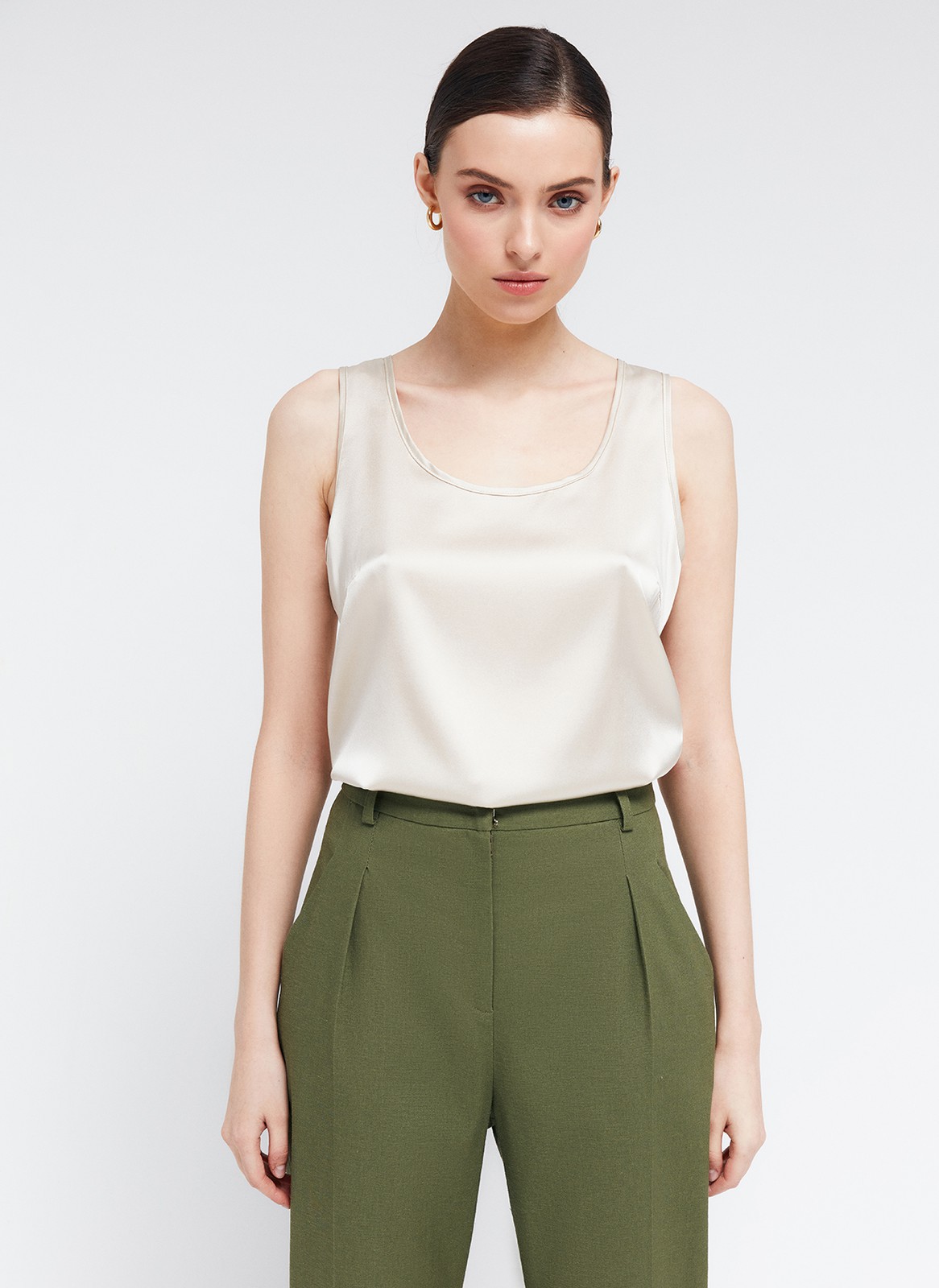 Брюки на высокой талии , цвет: оливковый Allweneed
Брюки-бананы на высокой посадке. Длина 7/8. Два кармана по бокам. Ткань создает ощущение легкости и прохлады даже в теплый день. К брюкам мы советуем подобрать жакет в тон и рубашку из плотной ткани. Пять цветов, наш фаворит яркая фуксия.
На модели размер S