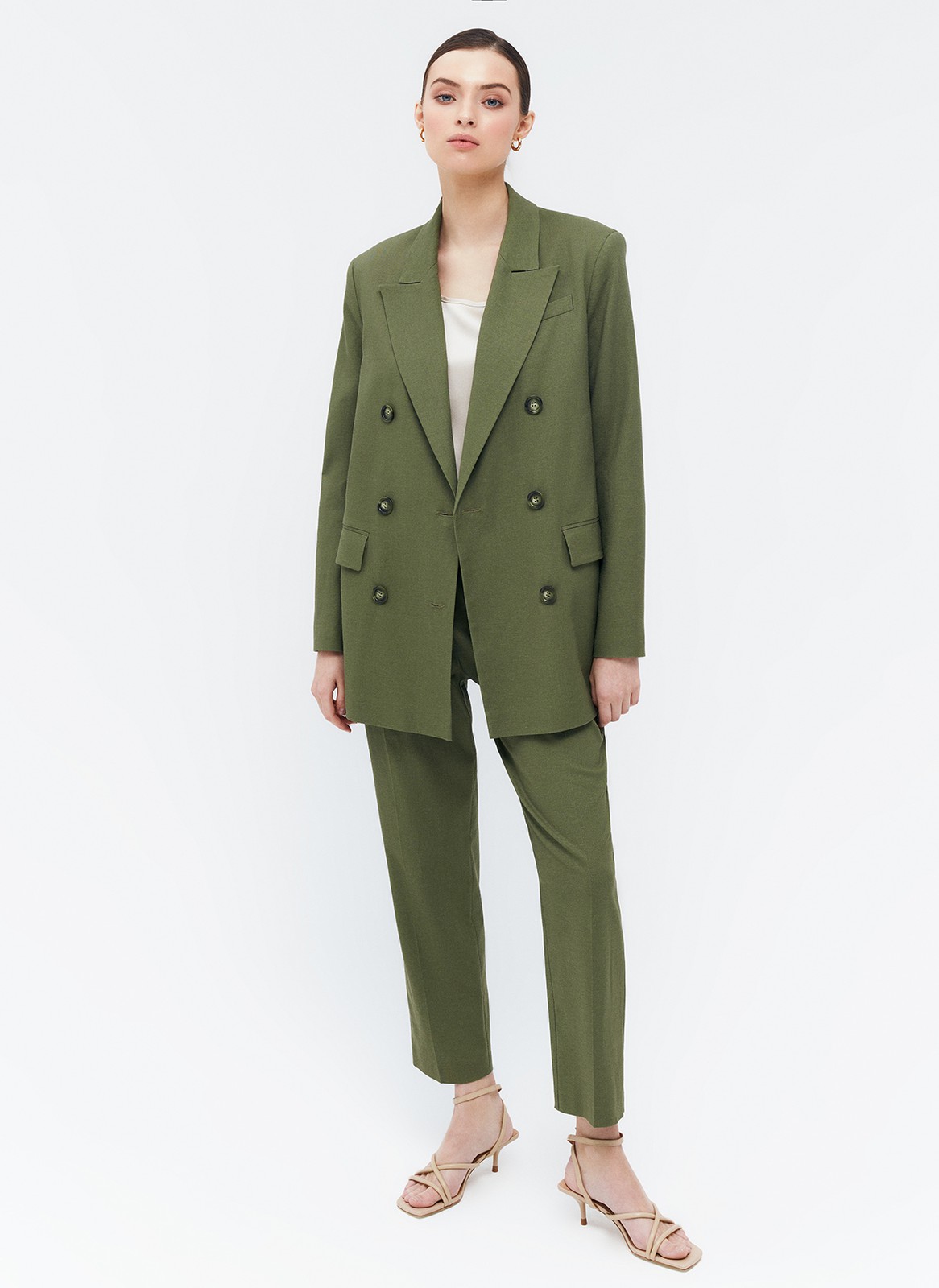 Двубортный прямой удлинённый жакет, цвет: оливковый Allweneed
Жакет двубортный oversize. Четыре рабочих пуговицы и две декоративных. Лацканы, воротник и классическая линия плеч. Два рабочих кармана с клапанами, один декоративный с листочкой. Посадка свободная, поэтому модель будет смотреться хорошо на любой фигуре. Мы рекомендуем обратить внимание на шорты-бермуды из новой коллекции и носить комплектом с жакетом.
На модели размер XS/S