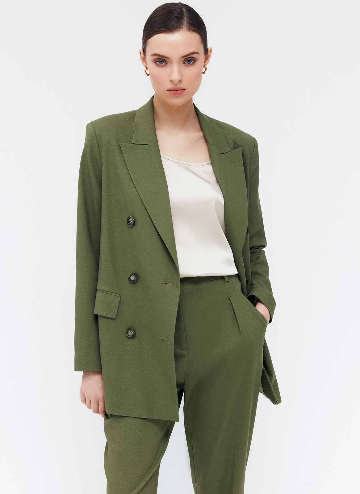 Двубортный прямой удлинённый жакет, цвет: оливковый Allweneed
Жакет двубортный oversize. Четыре рабочих пуговицы и две декоративных. Лацканы, воротник и классическая линия плеч. Два рабочих кармана с клапанами, один декоративный с листочкой. Посадка свободная, поэтому модель будет смотреться хорошо на любой фигуре. Мы рекомендуем обратить внимание на шорты-бермуды из новой коллекции и носить комплектом с жакетом.
На модели размер XS/S