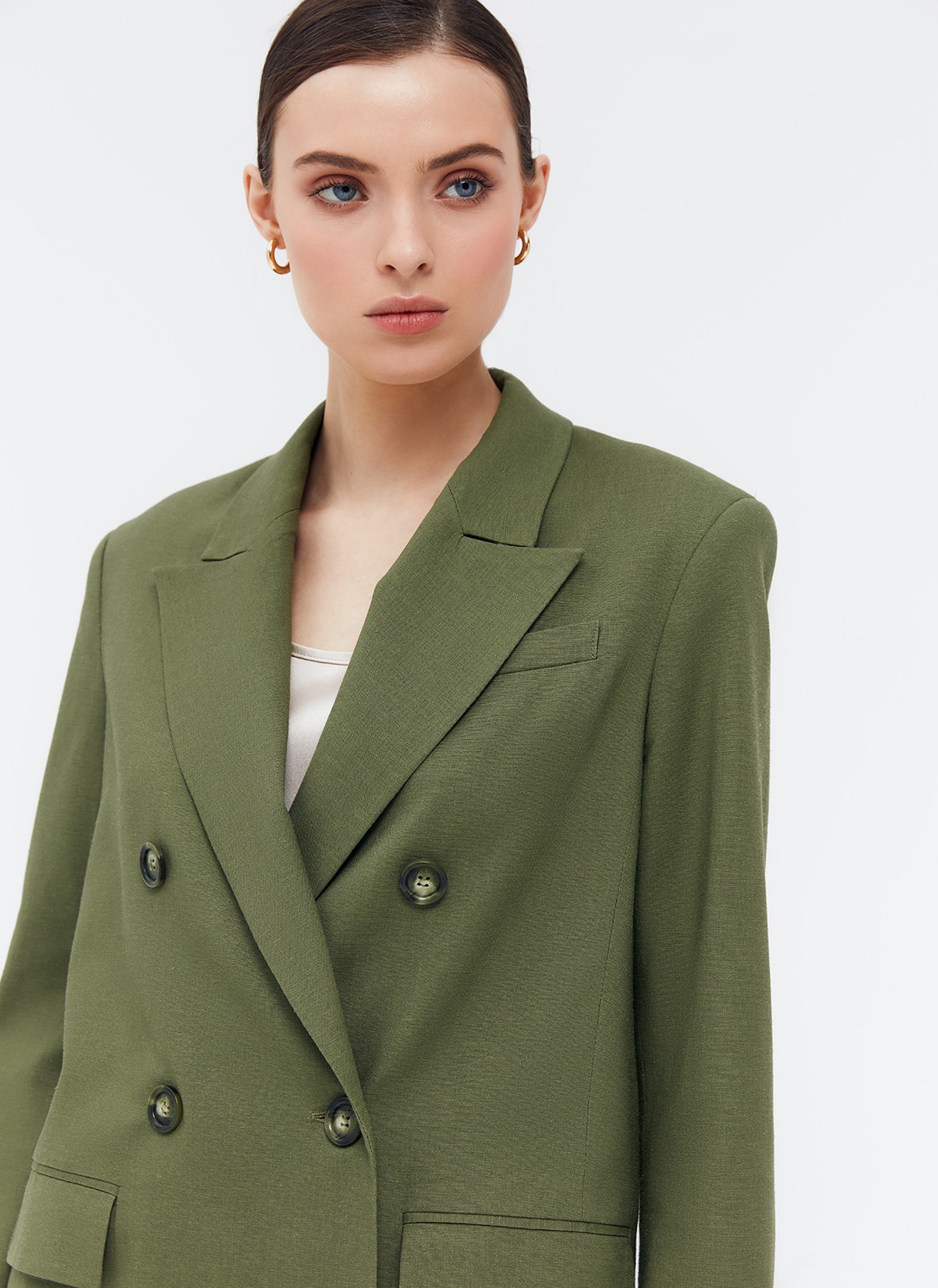 Двубортный прямой удлинённый жакет, цвет: оливковый Allweneed
Жакет двубортный oversize. Четыре рабочих пуговицы и две декоративных. Лацканы, воротник и классическая линия плеч. Два рабочих кармана с клапанами, один декоративный с листочкой. Посадка свободная, поэтому модель будет смотреться хорошо на любой фигуре. Мы рекомендуем обратить внимание на шорты-бермуды из новой коллекции и носить комплектом с жакетом.
На модели размер XS/S