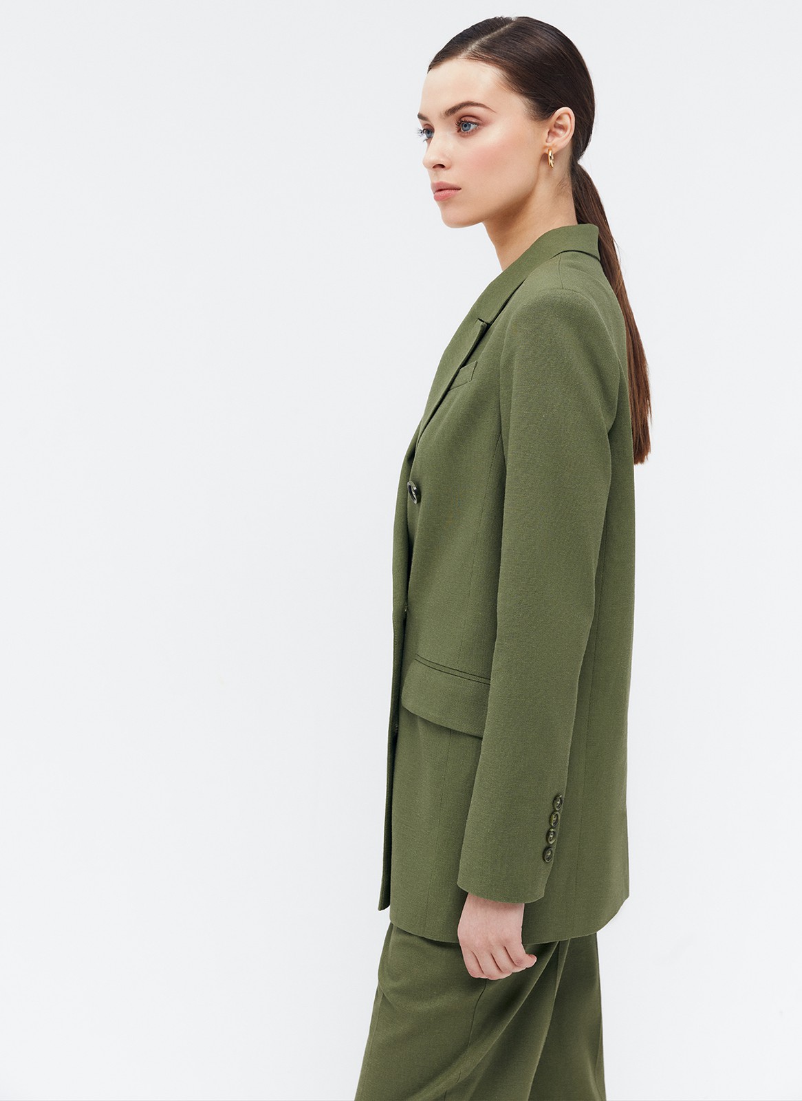 Двубортный прямой удлинённый жакет, цвет: оливковый Allweneed
Жакет двубортный oversize. Четыре рабочих пуговицы и две декоративных. Лацканы, воротник и классическая линия плеч. Два рабочих кармана с клапанами, один декоративный с листочкой. Посадка свободная, поэтому модель будет смотреться хорошо на любой фигуре. Мы рекомендуем обратить внимание на шорты-бермуды из новой коллекции и носить комплектом с жакетом.
На модели размер XS/S