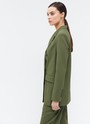 Двубортный прямой удлинённый жакет, цвет: оливковый Allweneed
Жакет двубортный oversize. Четыре рабочих пуговицы и две декоративных. Лацканы, воротник и классическая линия плеч. Два рабочих кармана с клапанами, один декоративный с листочкой. Посадка свободная, поэтому модель будет смотреться хорошо на любой фигуре. Мы рекомендуем обратить внимание на шорты-бермуды из новой коллекции и носить комплектом с жакетом.
На модели размер XS/S