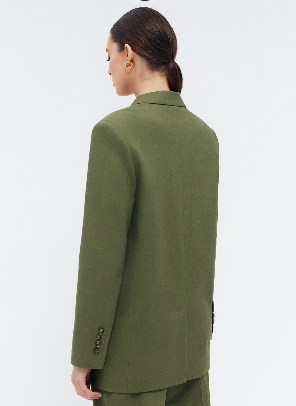 Двубортный прямой удлинённый жакет, цвет: оливковый Allweneed
Жакет двубортный oversize. Четыре рабочих пуговицы и две декоративных. Лацканы, воротник и классическая линия плеч. Два рабочих кармана с клапанами, один декоративный с листочкой. Посадка свободная, поэтому модель будет смотреться хорошо на любой фигуре. Мы рекомендуем обратить внимание на шорты-бермуды из новой коллекции и носить комплектом с жакетом.
На модели размер XS/S