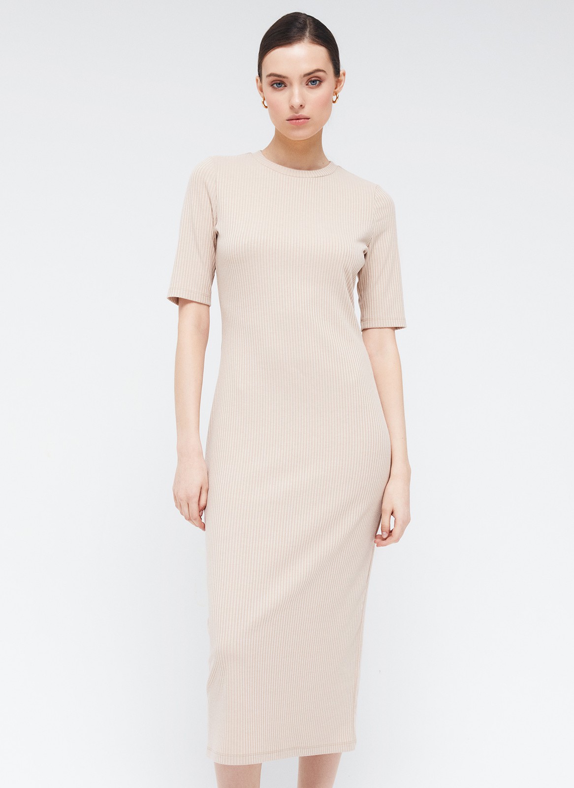 


Платье из трикотажа длины миди. Модель прямого силуэта. Короткий рукав и круглая горловина. Ткань хорошо держит форму, поэтому подчеркивает достоинства фигуры. Мы носим модель каждый день на работу и на прогулки с подругами. Сочетайте с плащом, легким пальто и жакетами. Четыре базовых оттенка на ваш выбор.

На модели размер XS